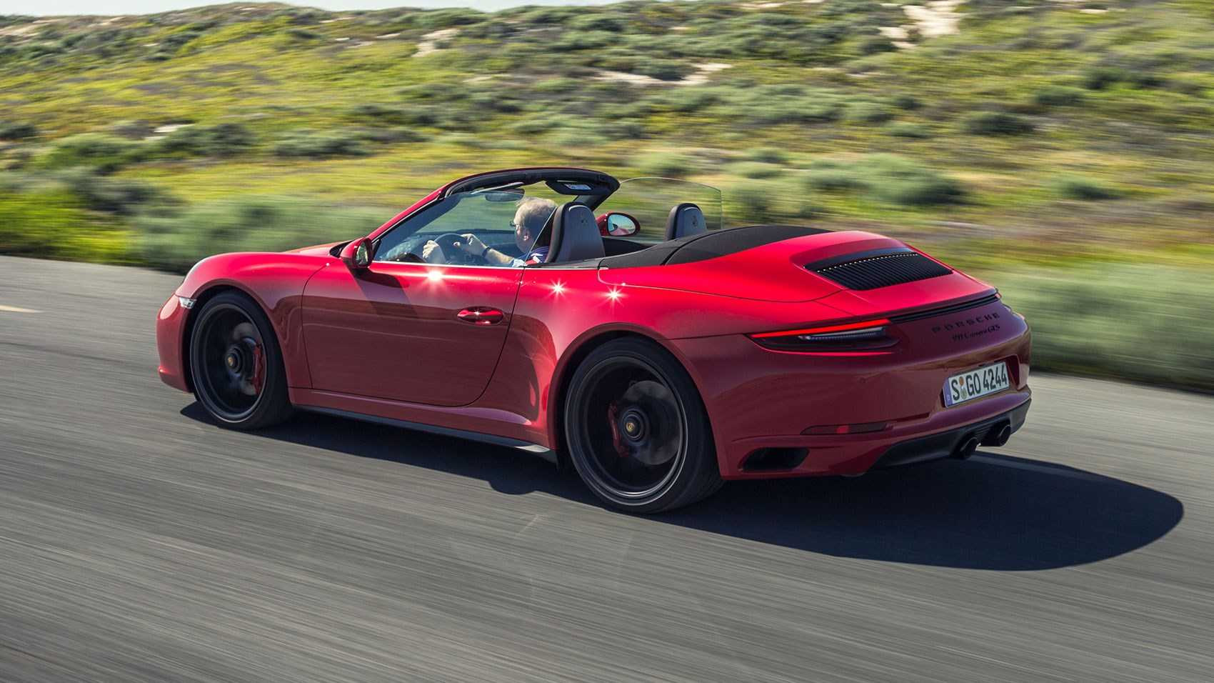 Лабораторная работа: новый porsche 911 gt3 на фоне 718 cayman gt4