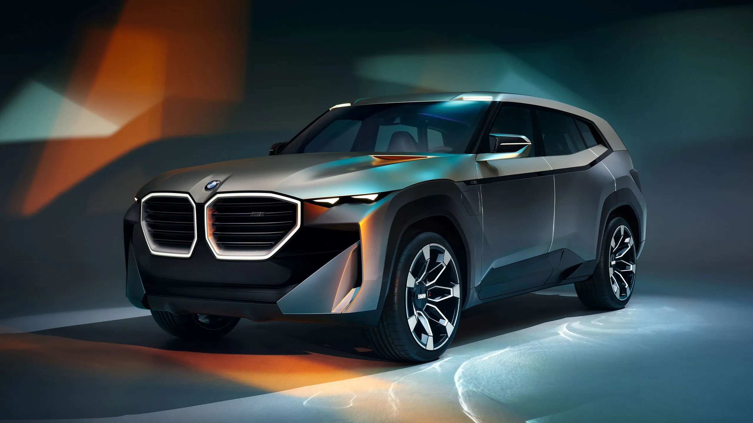 BMW XM - фото нового кузова, фото внутри салона автомобиля экстерьер и интерьер новой модели