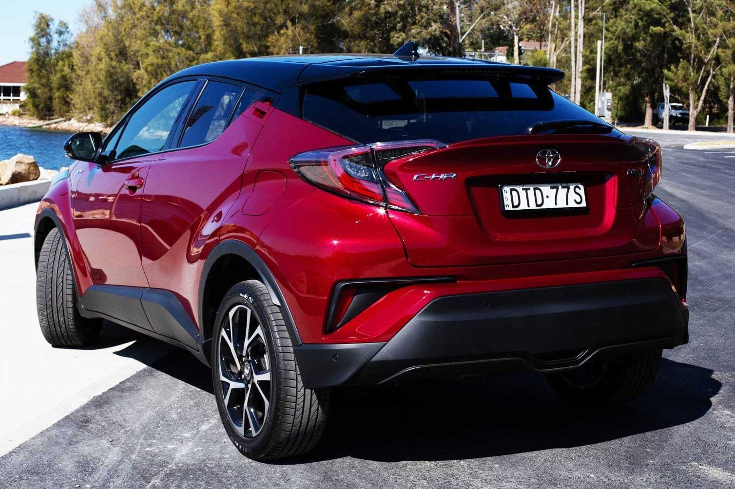 Toyota C-HR - фото нового кузова, фото внутри салона автомобиля экстерьер и интерьер новой модели
