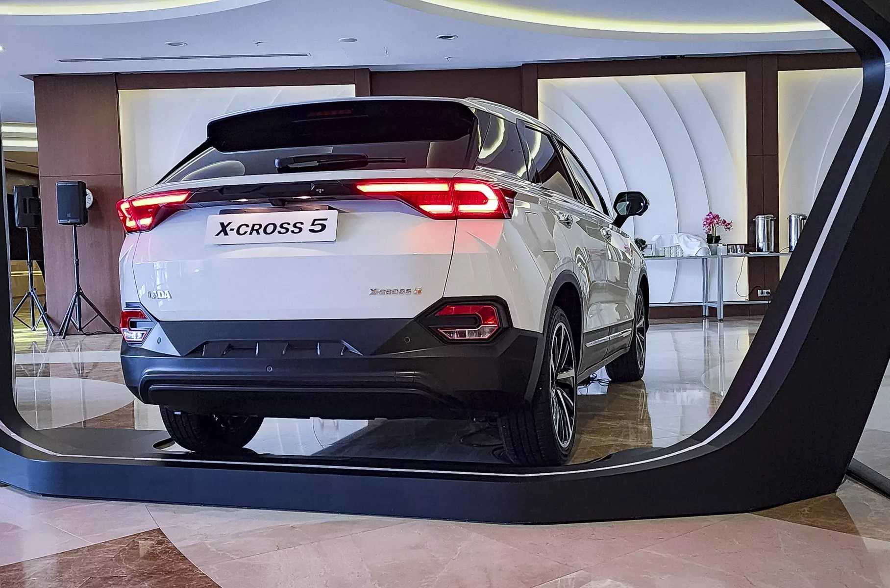 Премьера lada x-cross 5 2023: автоваз представил новый кроссовер на публичном показе