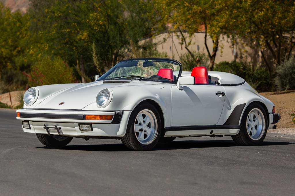 На первый взгляд может показаться, что на фотографиях запечатлен Porsche 356A Speedster, вот только это не оригинальный экземпляр раритетной модели, а ее
