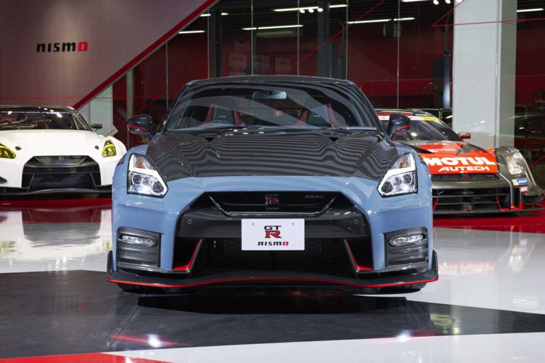 Nissan представил обновленный gt-r с двумя спецверсиями