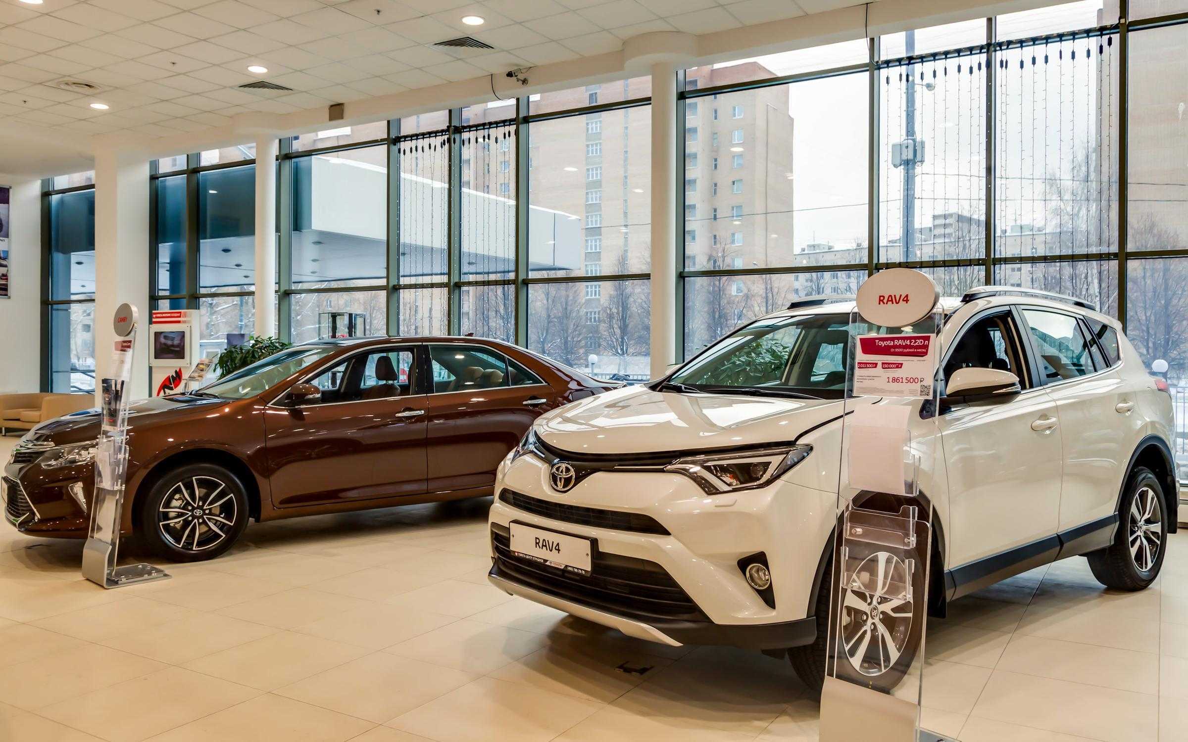 Новый список официальных дилеров Toyota RAV 4 в Санкт-Петербургe: 2023 Официальные комплектации и цены от производителя автомобиля в автосалонах, фото новой модели