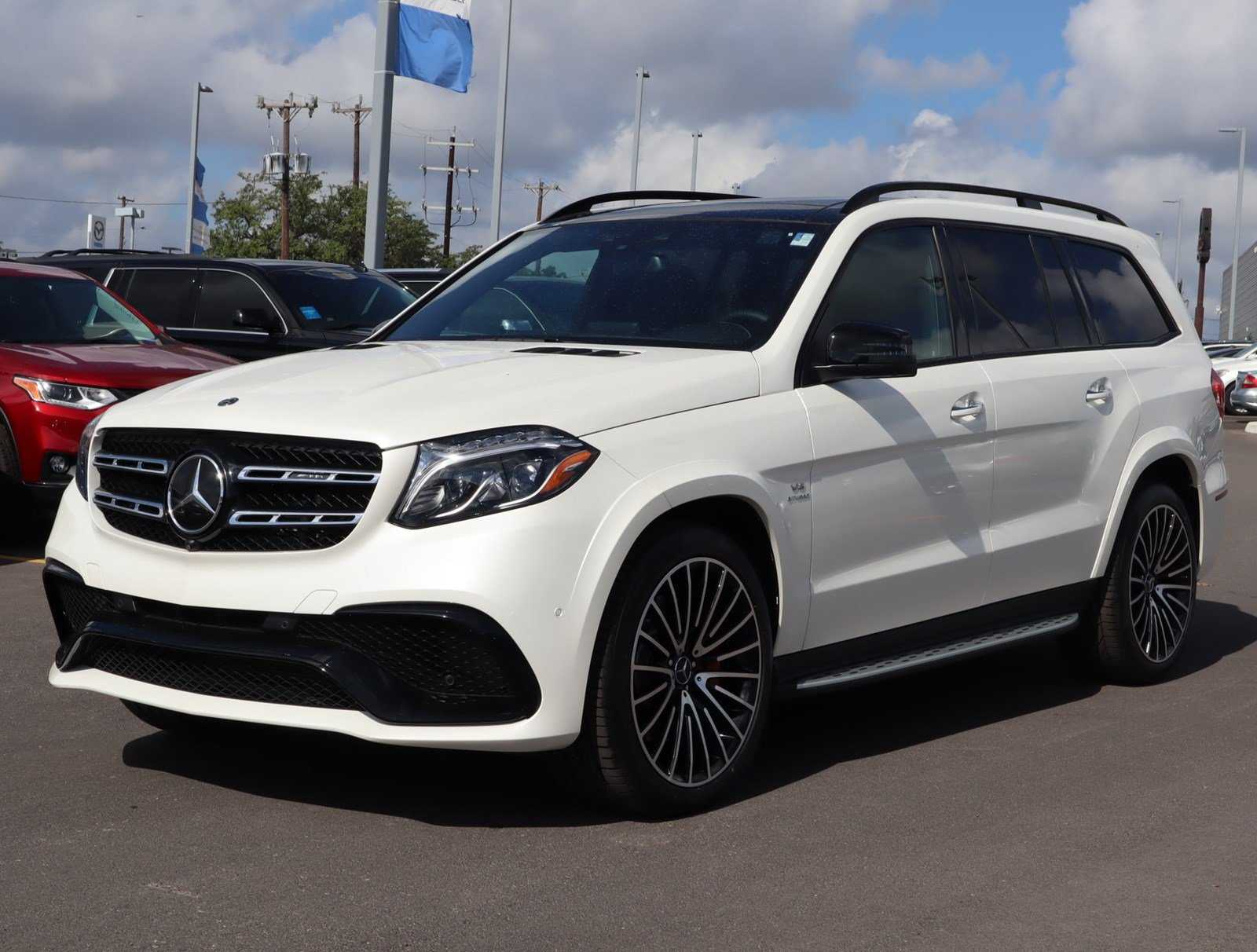 Впервые для внедорожника Mercedes GL-Class появилась заряженная модификация от AMG Немецкий автопроизводитель официально представил новый Mercedes GL 63