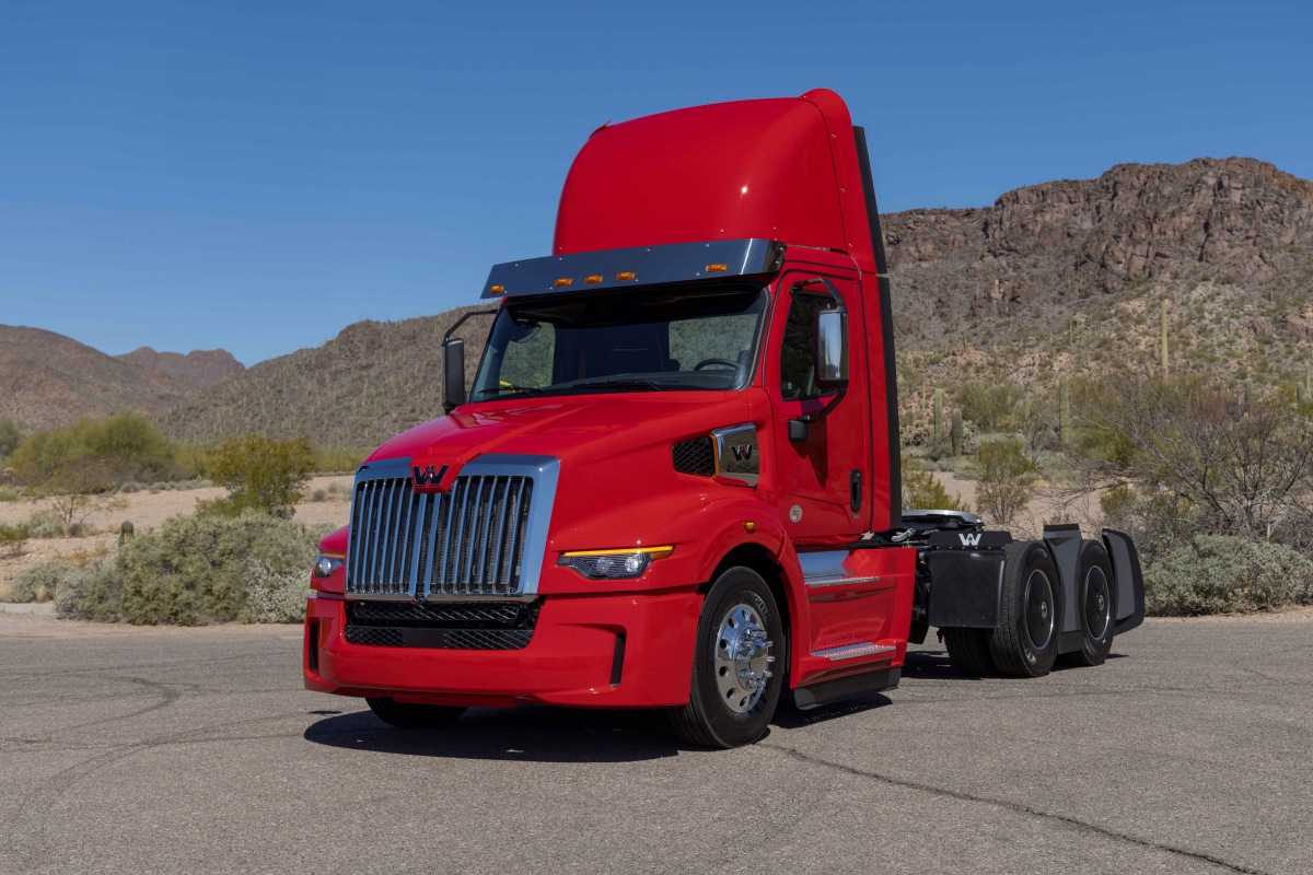 В Штатах состоялась премьера нового тягача Western Star 49X, разработанного специалистами компании Daimler Trucks North America DTNA Сообщается, что