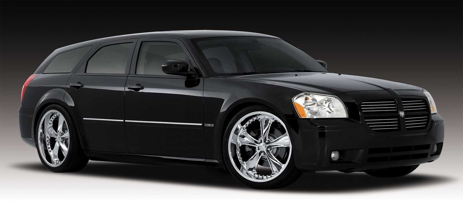 В 2004 году седан Chrysler 300C обзавелся модификацией в кузове универсал, получившей к названию приставку Touring Правда, на родном рынке в США