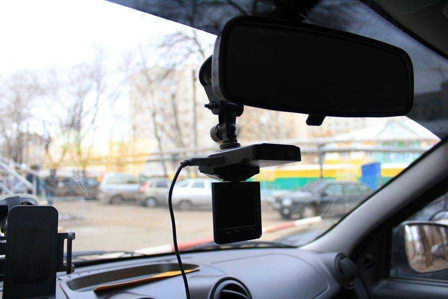Установка видеорегистратора в машину своими руками: что нужно знать