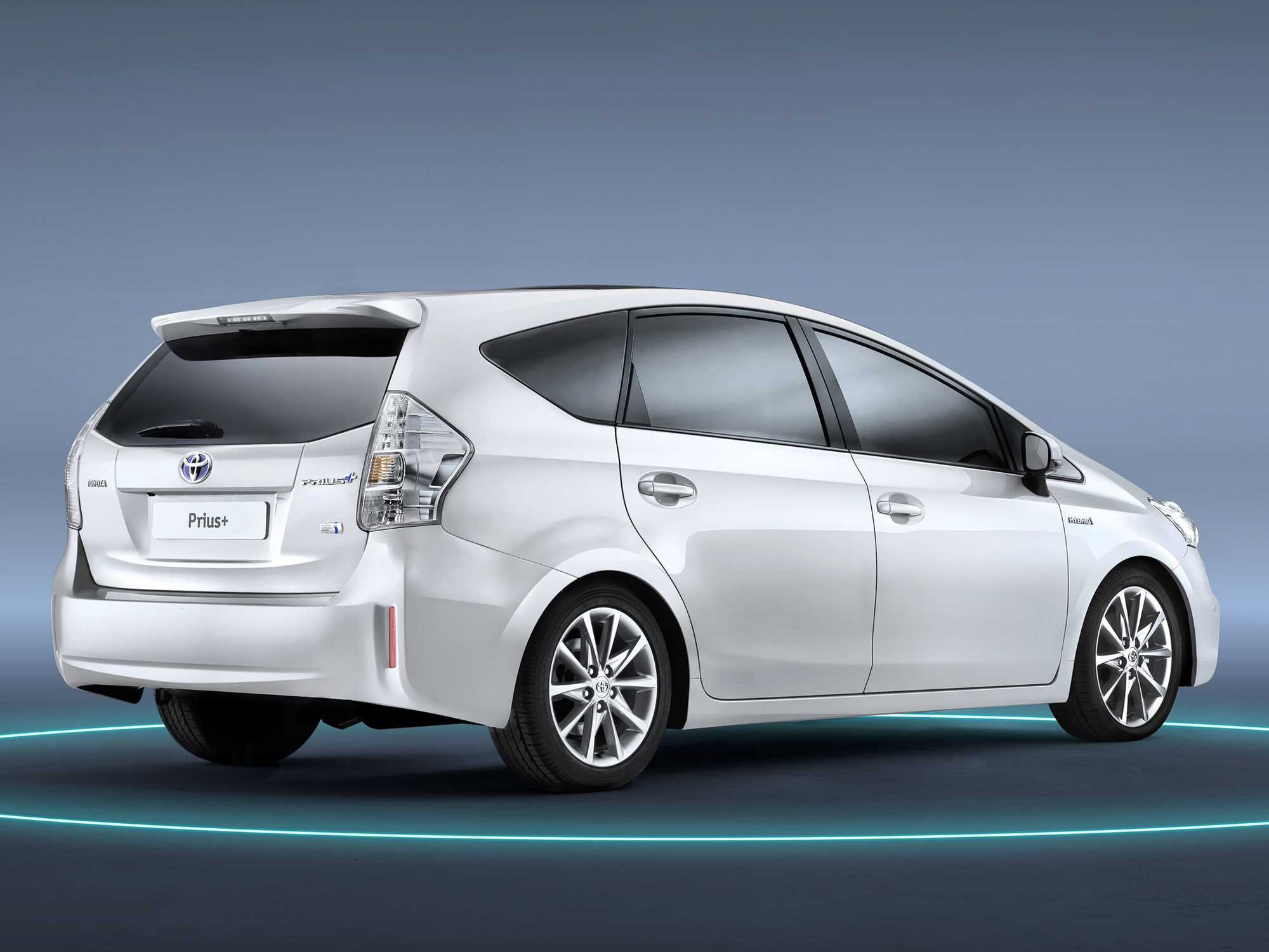 На мотор-шоу в Женеве 2011 компания Toyota представила семиместный гибридный компактвен Prius Не смотря на хорошо знакомое название, представители