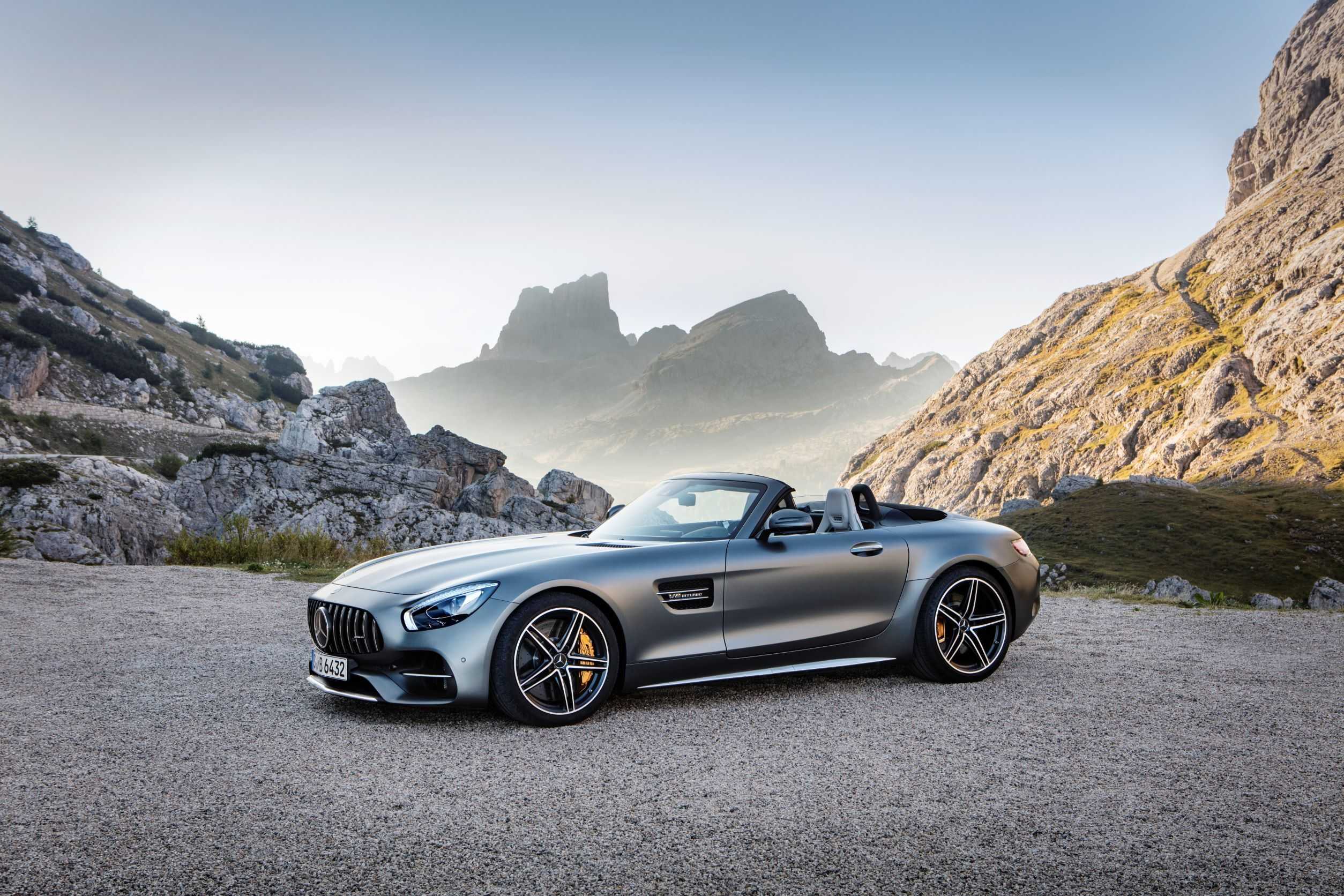 В середине сентября 2016 г немцы презентовали открытый суперкар Mercedes-AMG GT Roadster - его мировая премьера прошла в конце месяца на автосалоне в