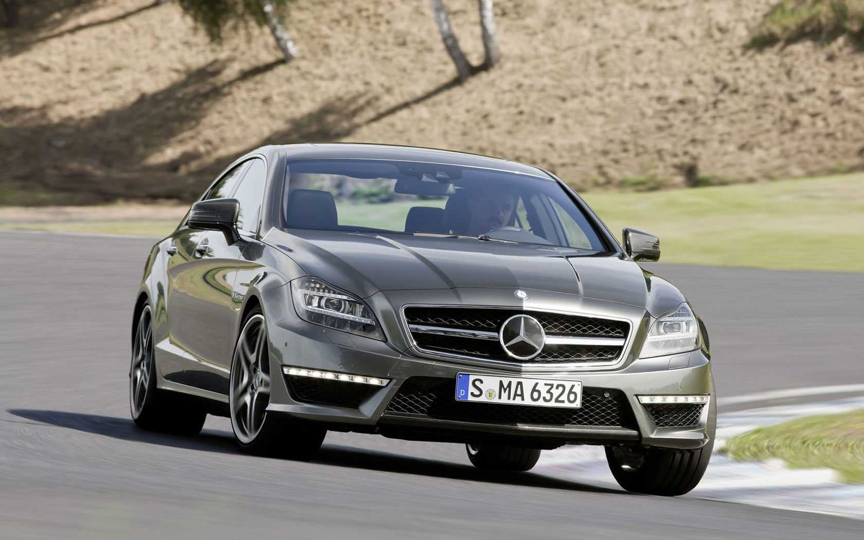 Сравнение нового и старого mercedes-benz cls. mercedes-benz показал новый cls новое направление дизайна