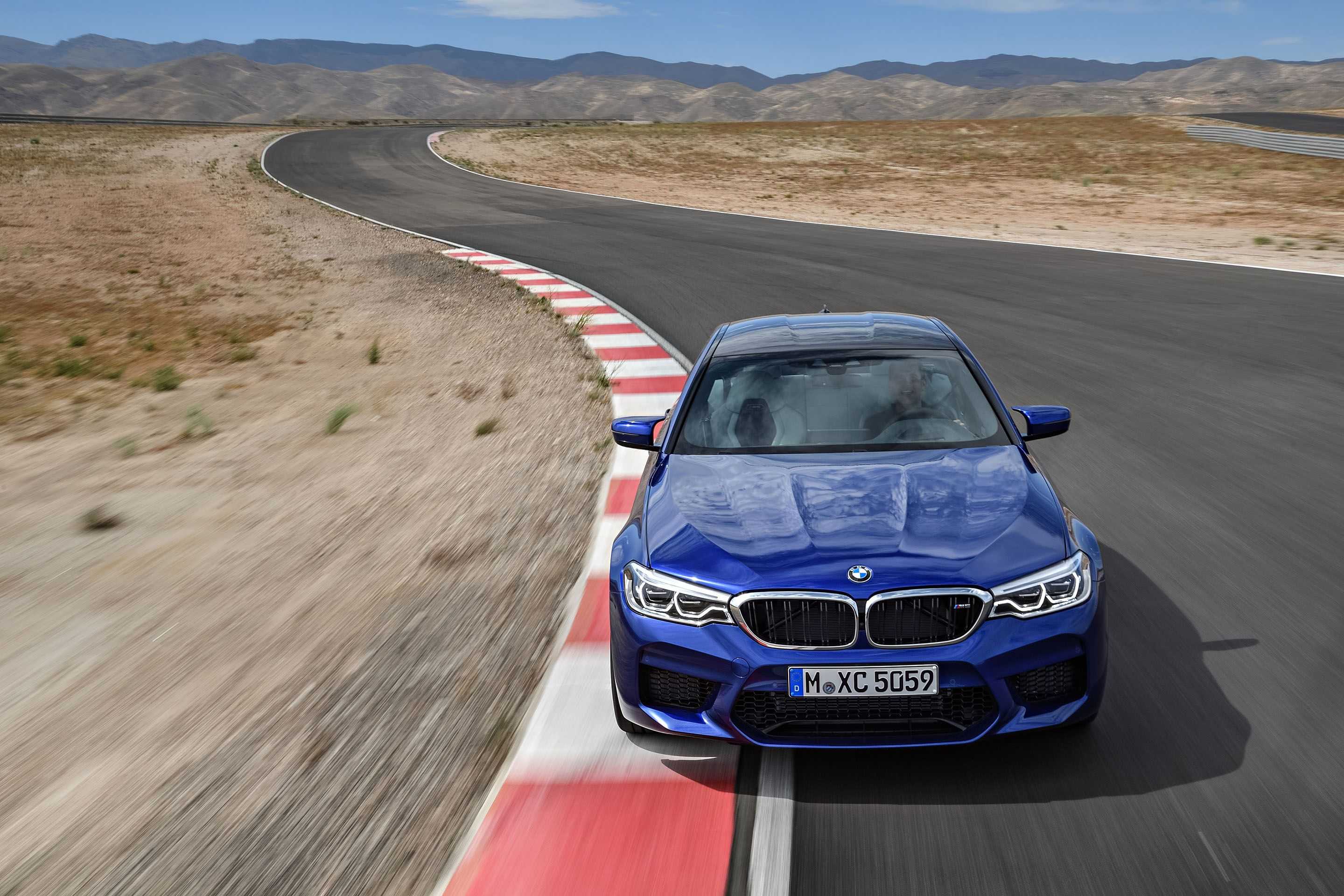 Bmw m5 e60: один из самых быстрых седанов в мире. шестое воплощение bmw m5 бмв м5 голубая