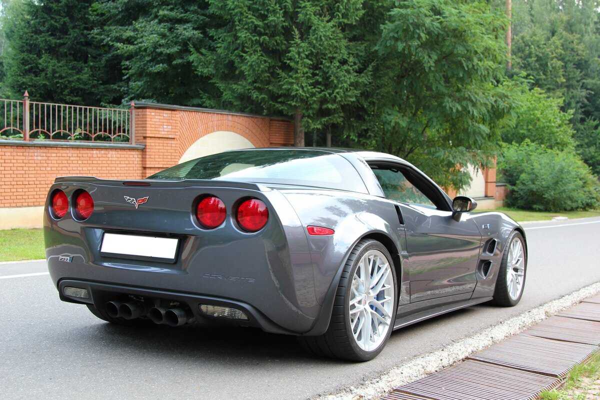 Концерн General Motors представил самую экстремальную версию модели Chevrolet Corvette седьмого поколения под названием ZR1 Его премьера состоялась на