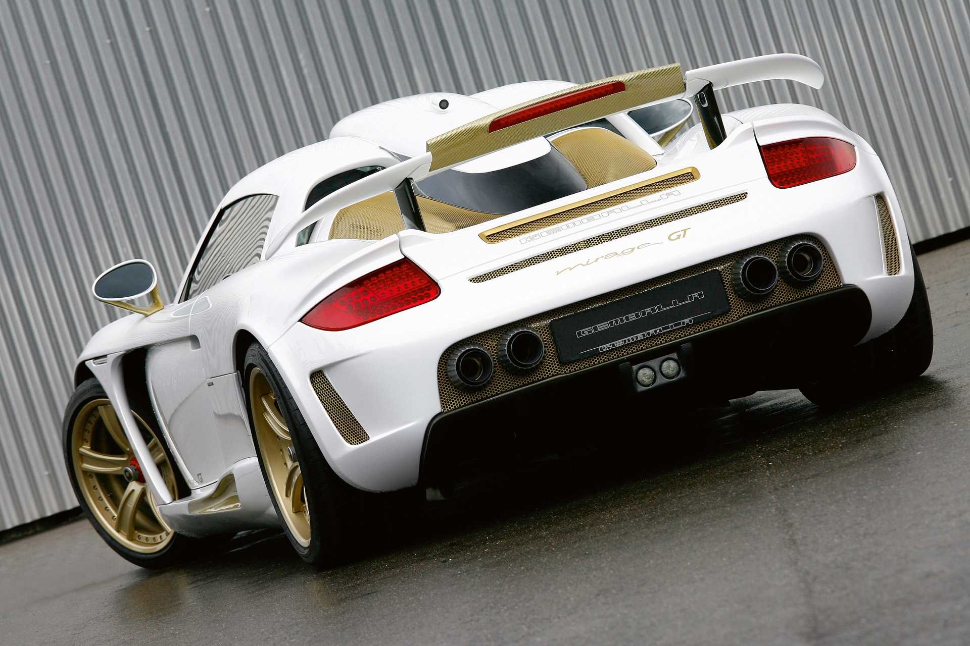 Эксклюзивный суперкар Porsche Carrera GT, выпущенный в количестве всего 1 270 экземпляров, является, без сомнения, крайне редким, потрясающе быстрым и