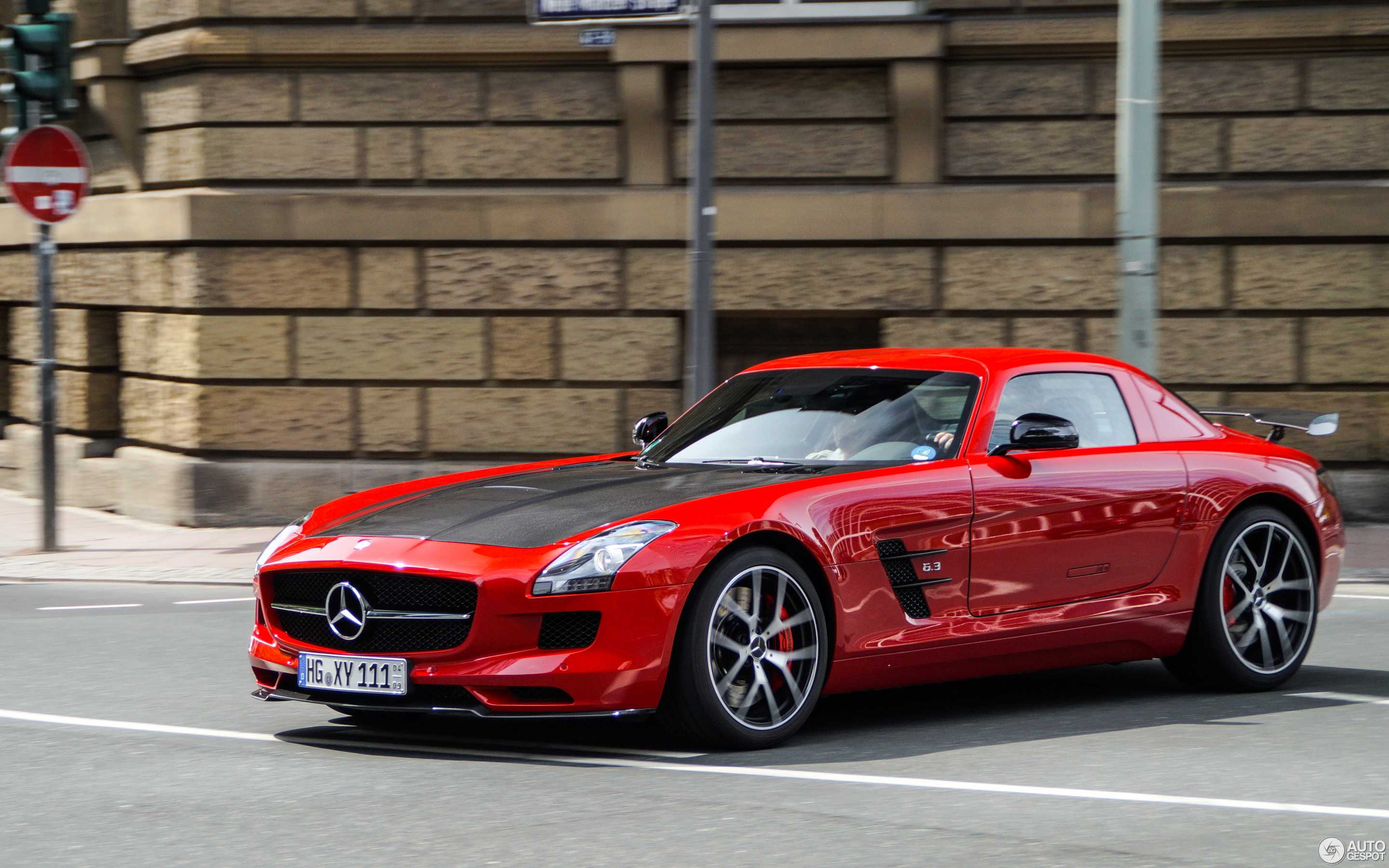 Мерседес SLS AMG черный красный