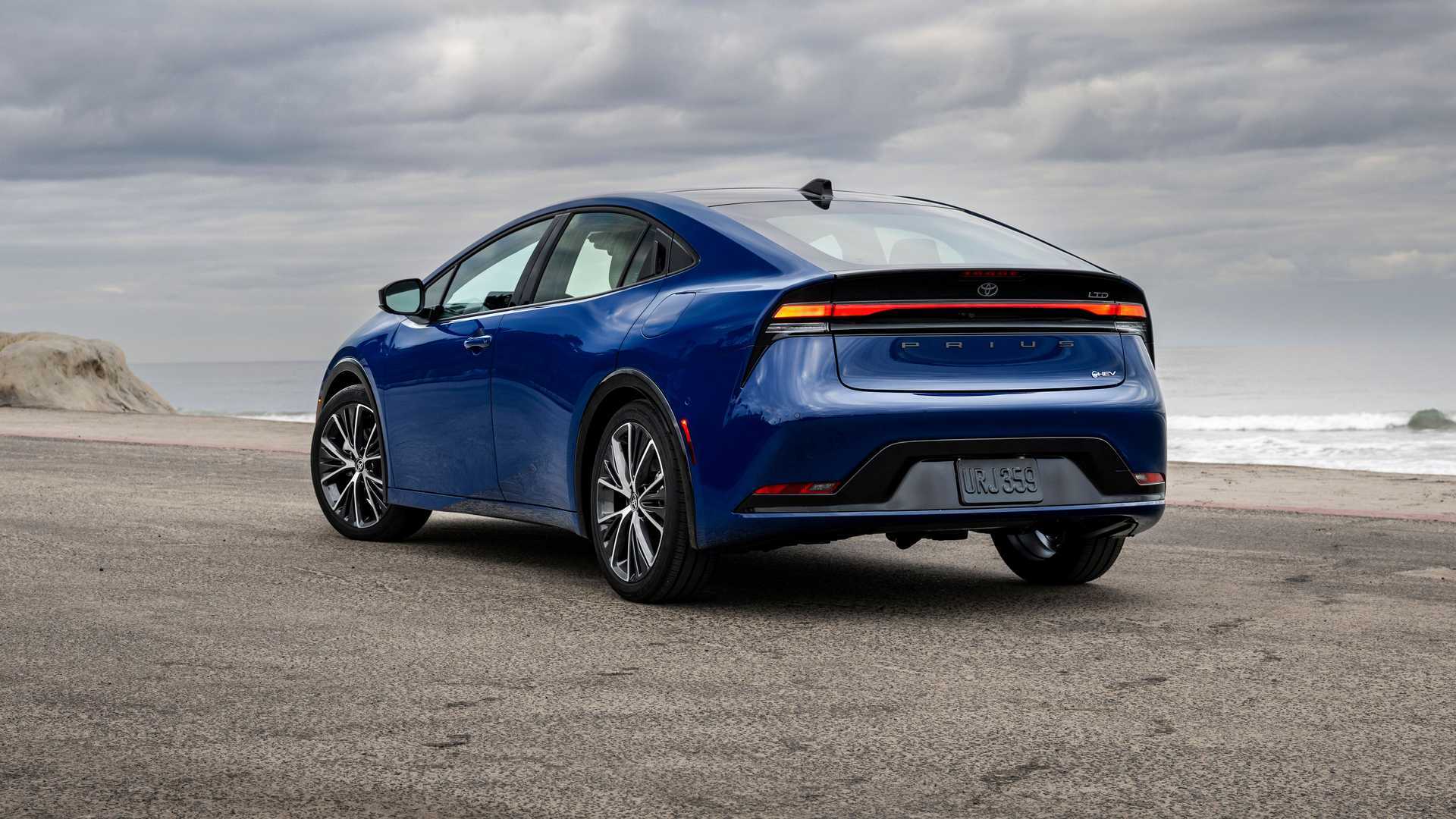 Toyota Prius: комплектации и цены официальные, фото в новом кузове, модификации и оборудование автомобиля
