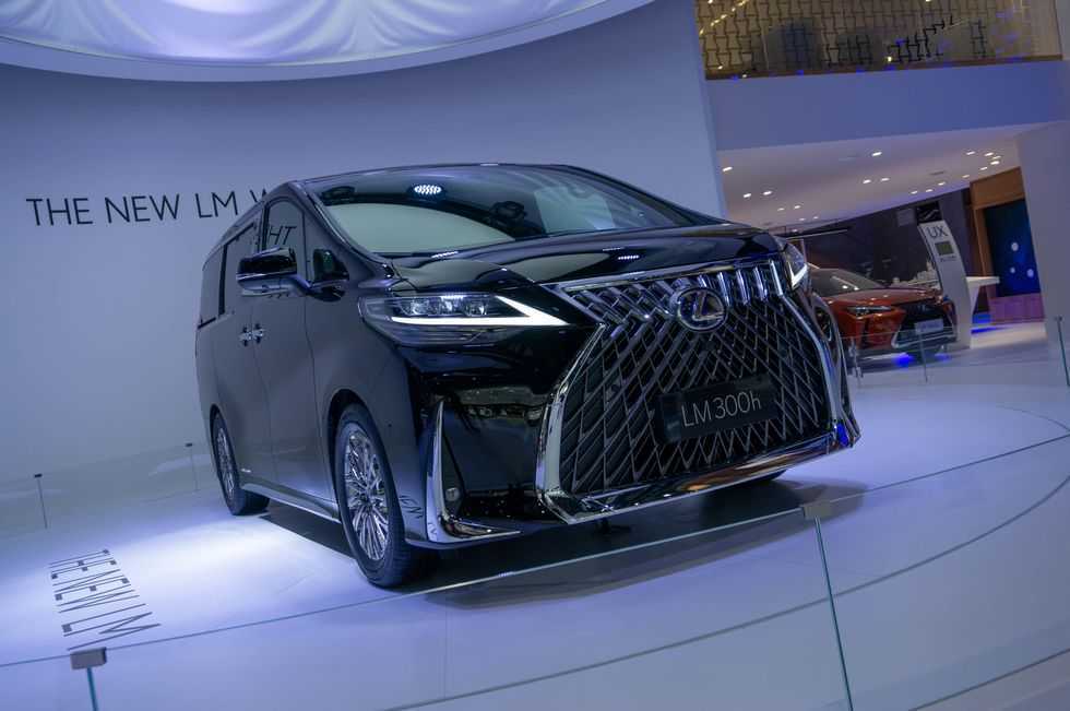 Роскошный вэн lexus lm второго поколения: много фото