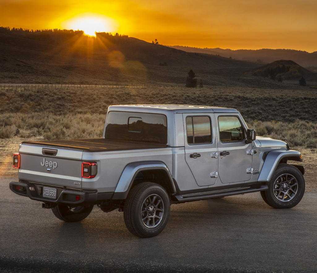 Jeep объявил о скором дебюте двух специальных версиях пикапа gladiator