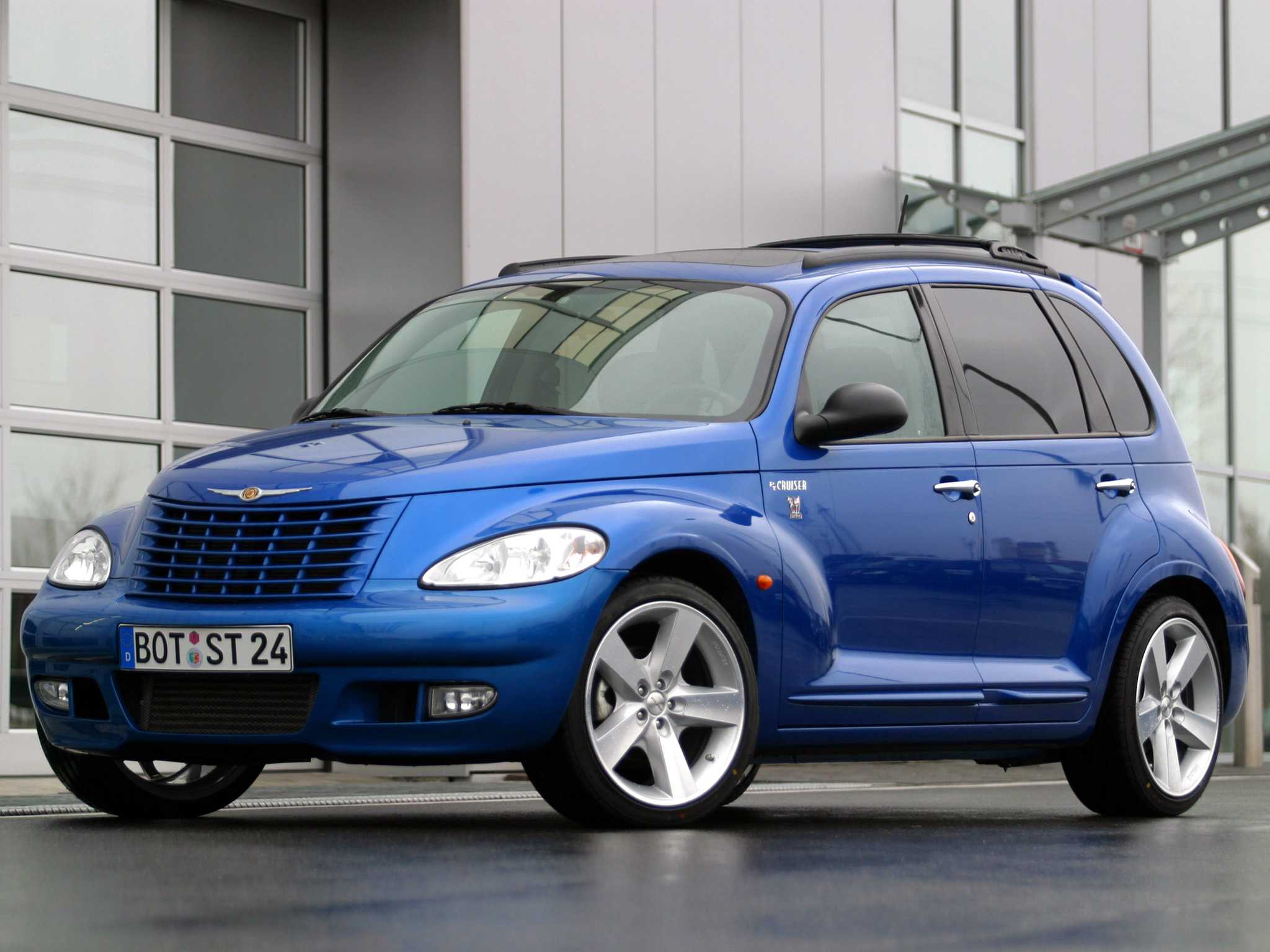 Стильный пятидверный хэтчбек Chrysler PT Cruiser с ретро-дизайном дебютировал в 2000 году, а в 2005-ом на его базе появился двухдверный кабриолет со