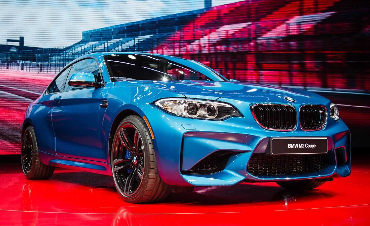 В апреле две тысячи восемнадцатого компания BMW официально представила заряженное купе M2 в версии Competition, главными особенностями которого стали