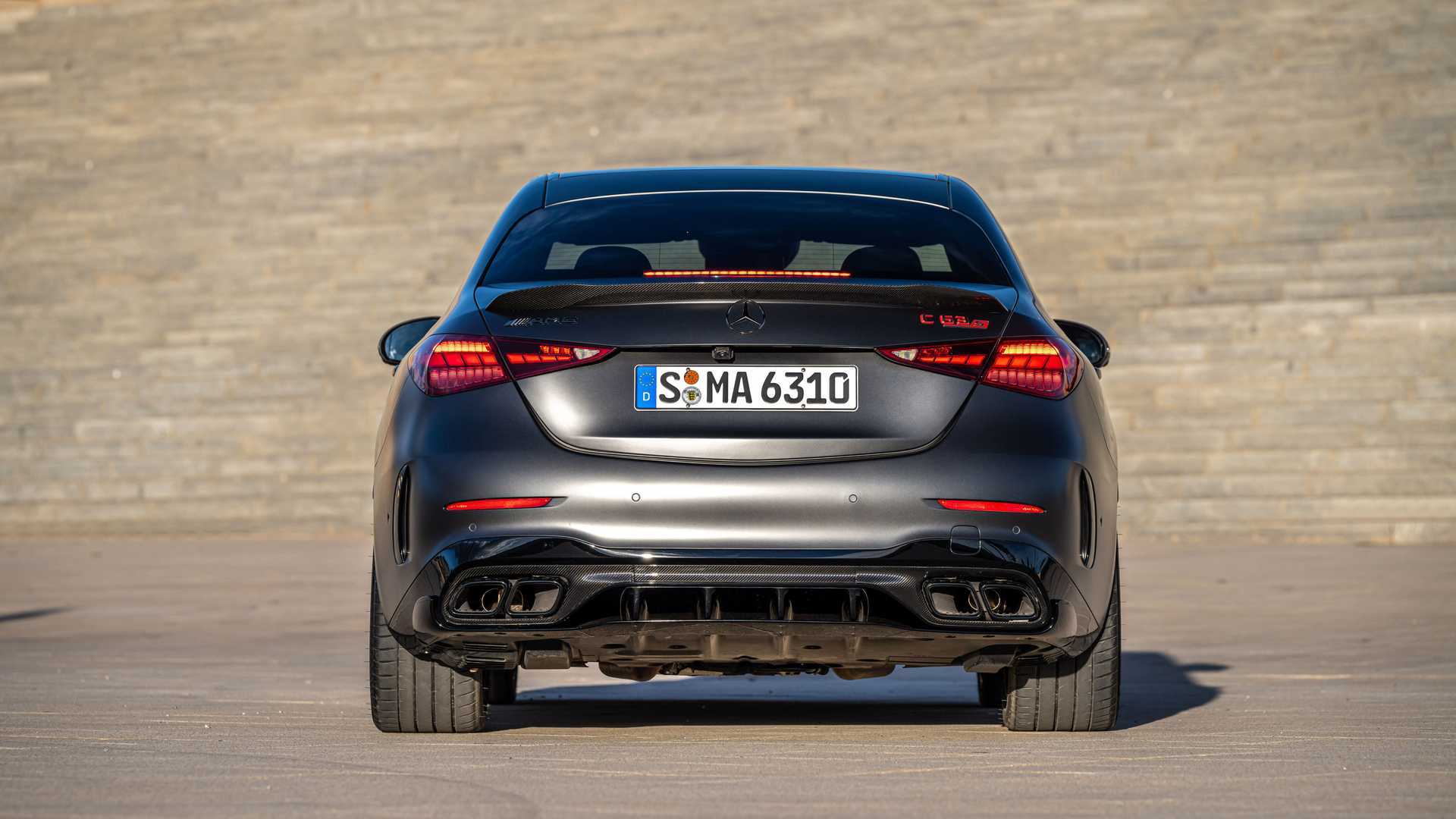 21 сентября немцы официально представили новый Mercedes-AMG C63 S W206, причем со сменой поколения модель превратилась в полноценный гибрид и получила в