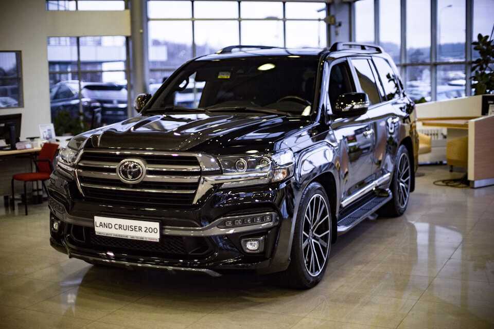 Toyota Land Cruiser 200: комплектации и цены официальные, фото в новом кузове, модификации и оборудование автомобиля