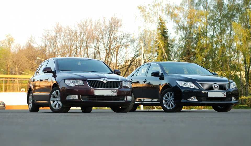 Какой автомобиль лучше: toyota camry или skoda octavia