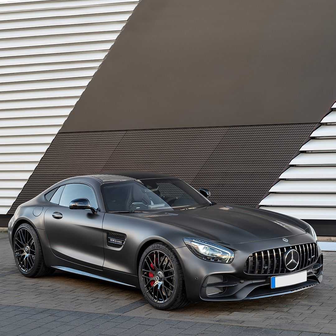 В середине сентября 2016 г немцы презентовали открытый суперкар Mercedes-AMG GT Roadster - его мировая премьера прошла в конце месяца на автосалоне в