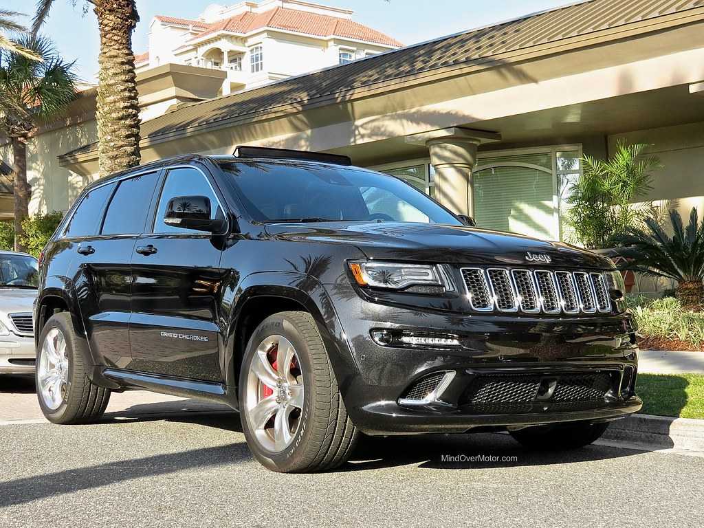 Jeep grand cherokee srt8 — заряженный кроссовер с быстрой динамикой