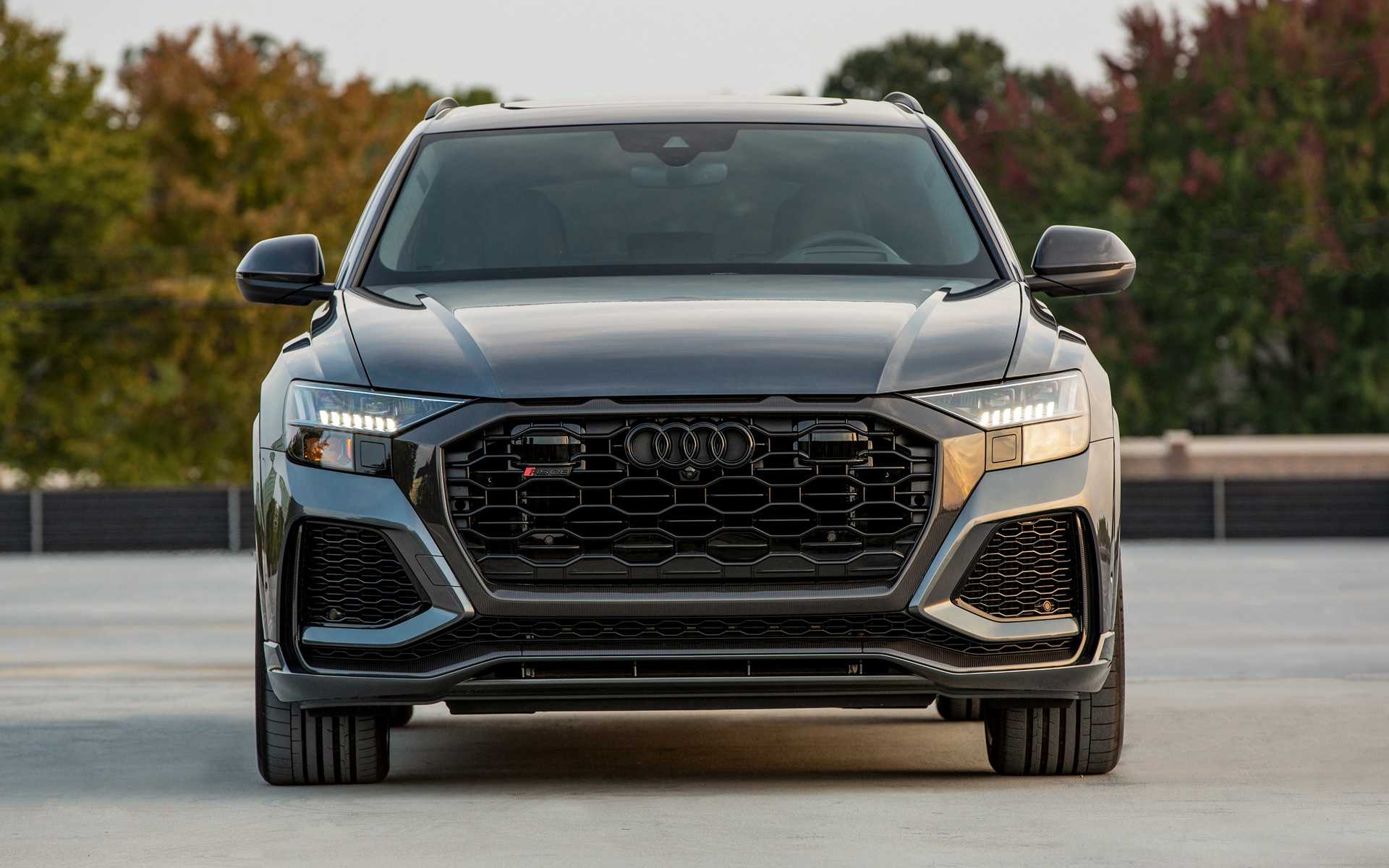 На автосалоне в Лос-Анджелесе две тысячи девятнадцатого компания Audi представила свой самый мощный серийный кроссовер - заряженный RS Q8 Снаружи новая