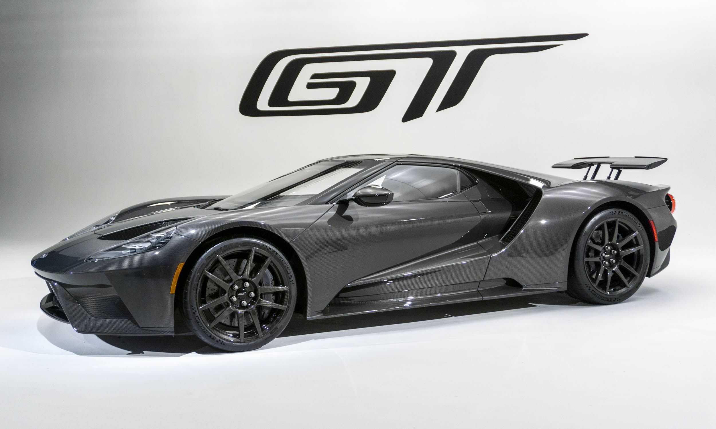 Ford GT – американский суперкар с центральным расположением двигателя Первый концепт будущей модели под названием GT90 был показан на мотор-шоу в