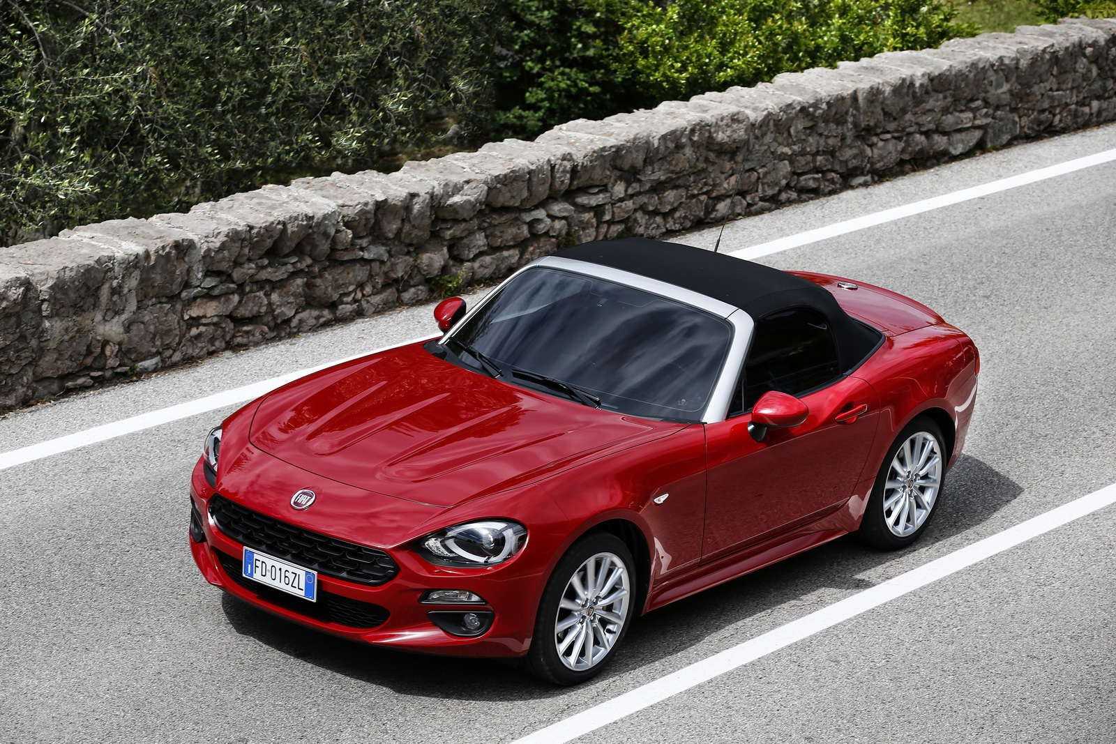 Fiat 124 Spider 2017-2018 - компактный спортивный родстер, который построен на общей платформе с моделью Mazda MX-5 четвертого поколения Премьера